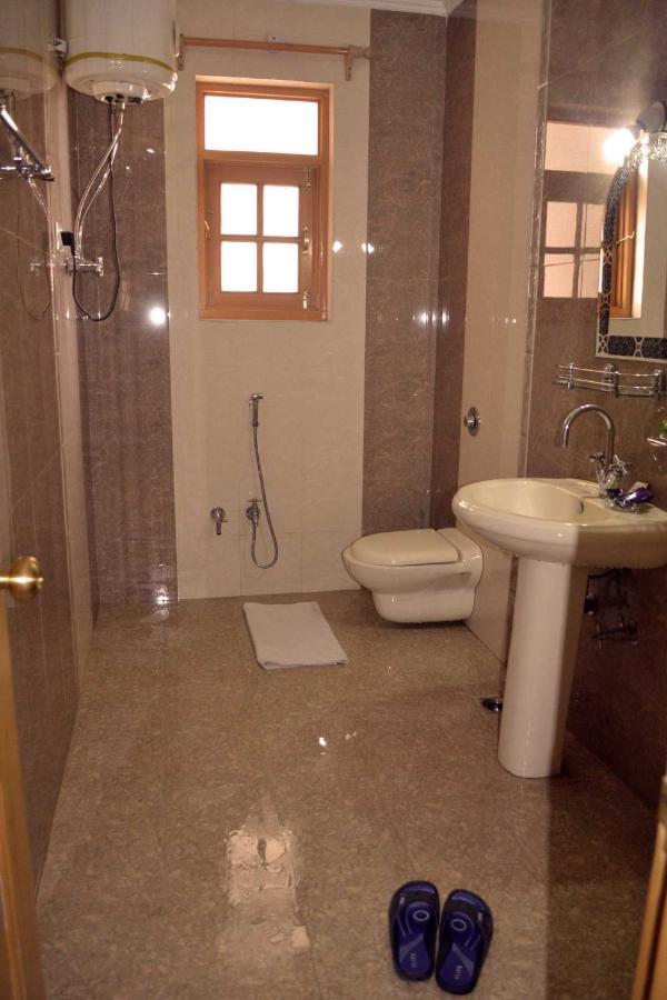 Hotel Al Azrah Srīnagar Esterno foto