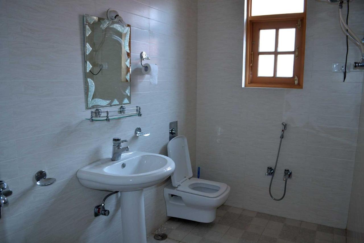 Hotel Al Azrah Srīnagar Esterno foto